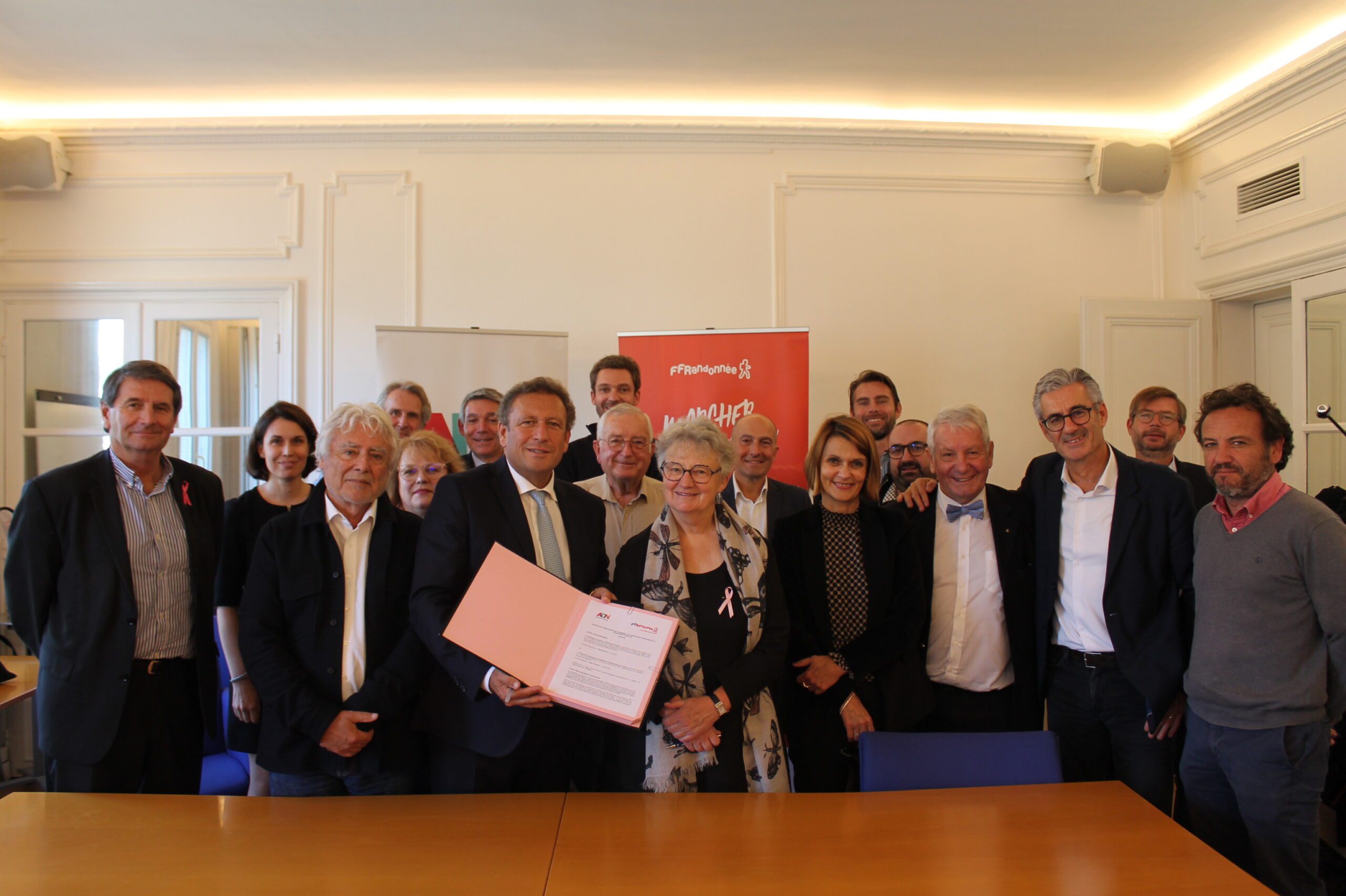 Signature partenariat ADN Tourisme FFRandonnée - DR : ADN Tourisme et FFRandonnée