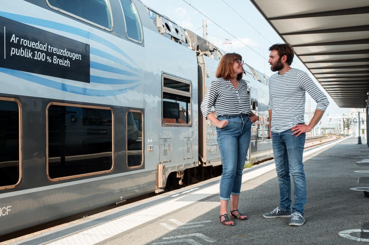 Gwénaëlle MICHELS + Victor GERARD, cofondateur du site et auteurrices du livre Voyager en train en France - DR : Patrice Dorizon
